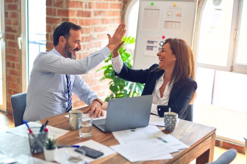 Digital market expert meets with client