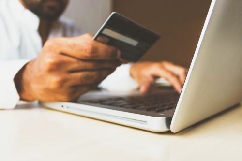 Shopper making an online purchase with a credit card